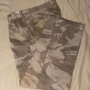 Camo pants with side pockets. Size 32/32